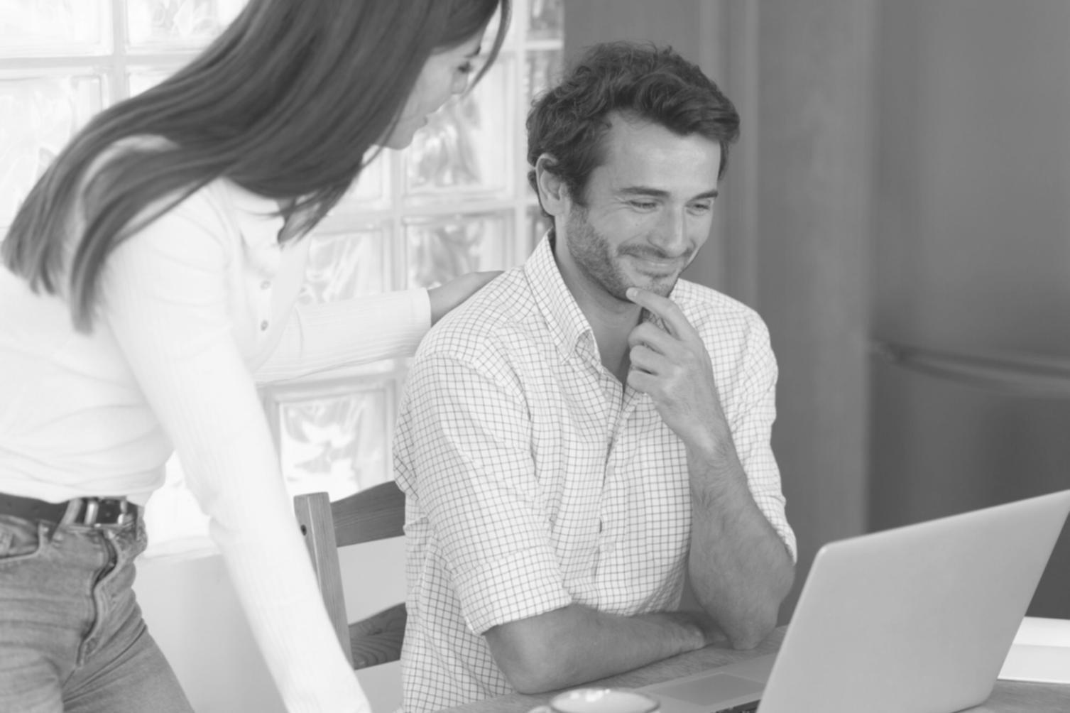 Équipe onelivarosa travaillant sur des stratégies d'optimisation budgétaire