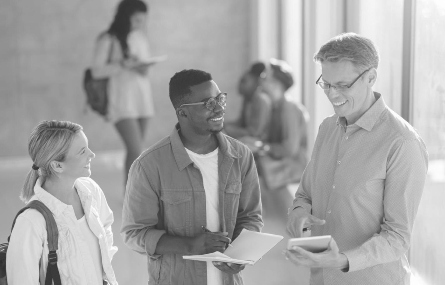 Personne travaillant sur ses finances avec calculatrice et documents